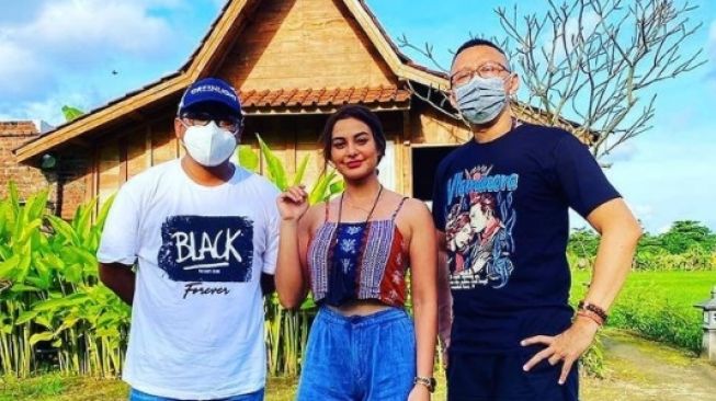 Lama Tak Muncul, Abu Janda Pamer Foto Bareng Istri Jerinx, Tulis Pesan Ini