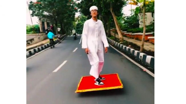 Viral Aladdin Ngabuburit Pakai Karpet Terbang