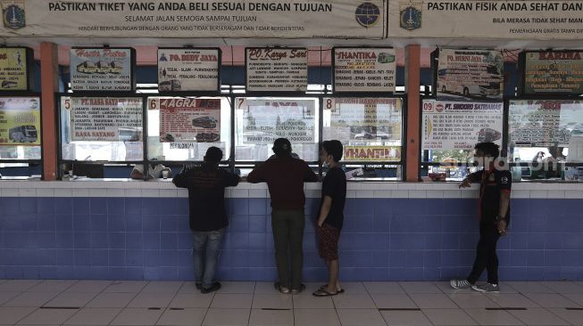 Calon penumpang membeli tiket bus di Terminal Kampung Rambutan, Jakarta, Selasa (20/4/2021). [Suara.com/Angga Budhiyanto]