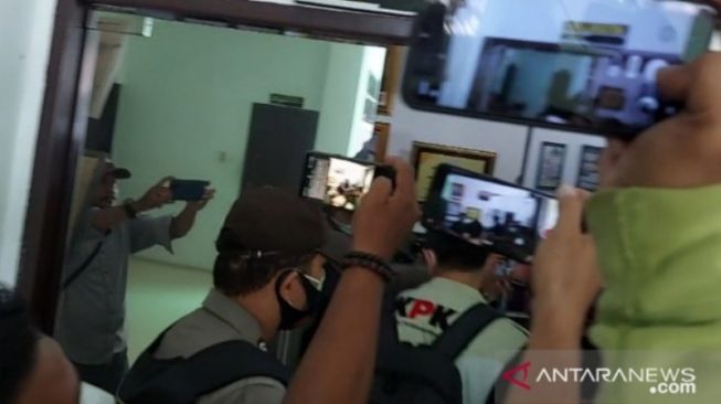 Penyidik Ditangkap, Ferdinand: Mungkin Sudah Saatnya KPK Dibubarkan