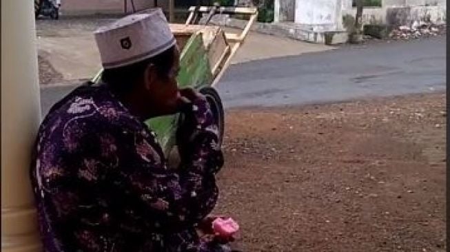 Setiap Hari Dorong Gerobak, Kakek Penjual Pakis dan Talas Ini Bikin Haru