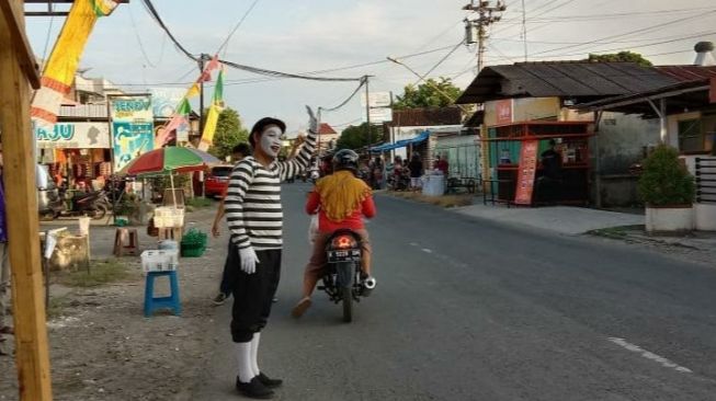 Kisah Pantomimer Rembang Keliling Hibur Orang Puasa Ramadhan Sendirian