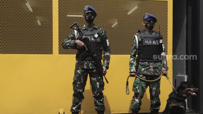 Personel Polisi Militer melakukan penjagaan saat peresmian 'Smart' Instalasi Tahanan Militer berbasis Information, Communication, Technology (ICT) di Markas Polisi Militer Kodam Jayakarta, Jakarta, Selasa (20/4/2021). [Suara.com/Angga Budhiyanto]