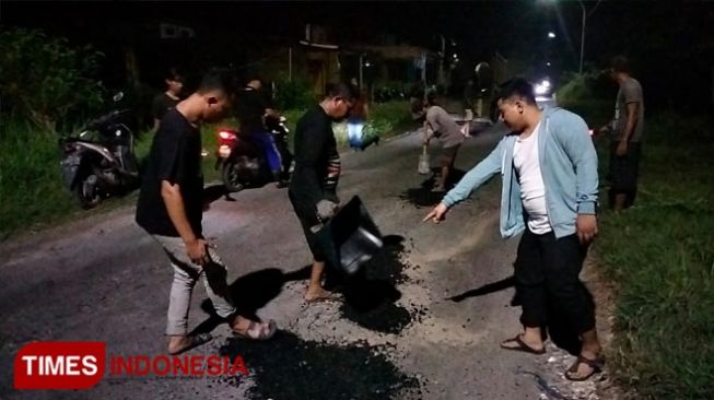 Prihatin Jalan Rusak Berat, Anggota DPRD Gresik Perbaiki Jalan Jelang Sahur