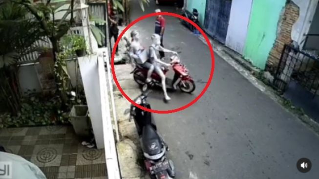 Viral Detik-detik 2 Manusia Silver Nekat Maling Motor Warga di Jakarta