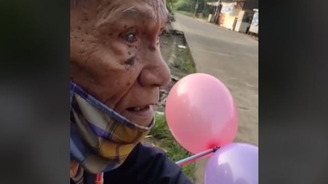 Kisah kakek penjual balon bikin hati warganet teriris.(TikTok)