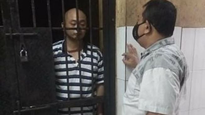 Foto Pelaku Jason Tjakrawinata Ditahan Beredar, Netizen Ungkap Rasa Sesal