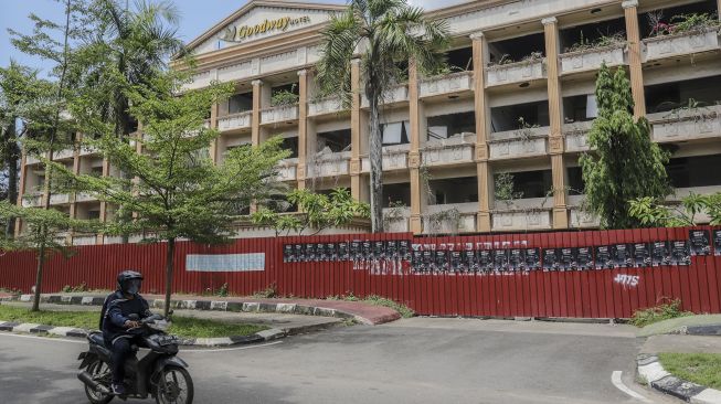 Pengendara sepeda motor melintas di depan Hotel Goodway di jalan Imam Bonjol Nagoya, Batam, Kepulauan Riau, Selasa (20/4/2021). ANTARA FOTO/Teguh Prihatna