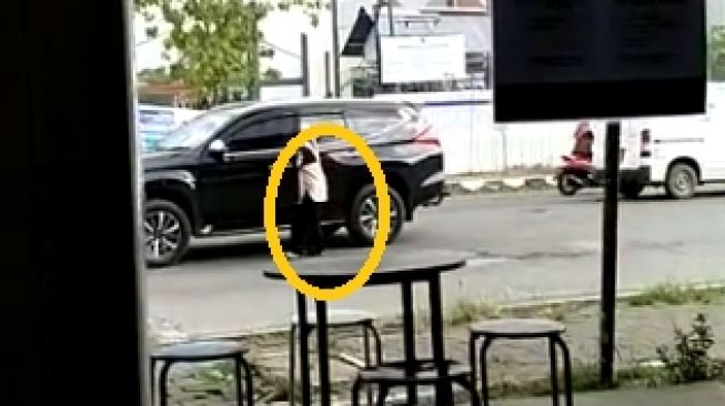 Rela Turun dari Mobil Mewah Demi Bantu Bocah, Aksi Ibu Ini Bikin Terenyuh