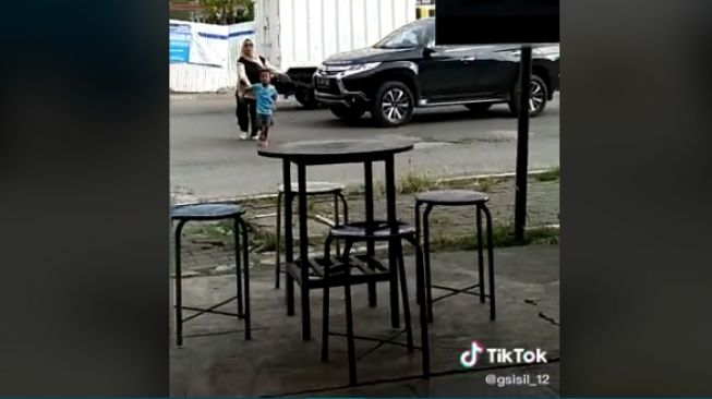 Aksi seorang wanita turun dari mobil untuk bantu anak kecil (tiktok.com/@gsisil_12)