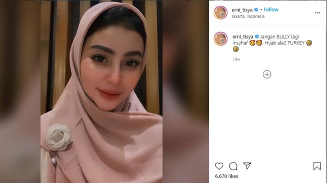 Potret Tisya Erni berhijab. [Instagram/erni_tisya]