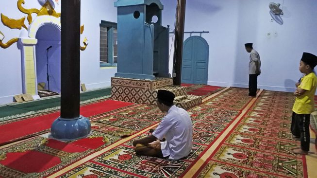 Warga melaksanakan shalat berjamaah di Mesjid Kenari di Kawasan Kesultanan Banten di Kampung Kenari, Kasemen, Serang, Banten, Selasa (20/4/2021).  ANTARA FOTO/Asep Fathulrahman
