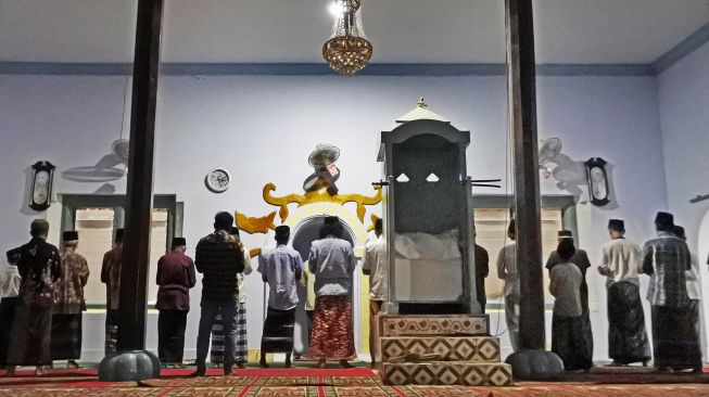 Sejumlah warga melaksanakan shalat berjamaah di Mesjid Kenari di Kawasan Kesultanan Banten di Kampung Kenari, Kasemen, Serang, Banten, Selasa (20/4/2021).  ANTARA FOTO/Asep Fathulrahman