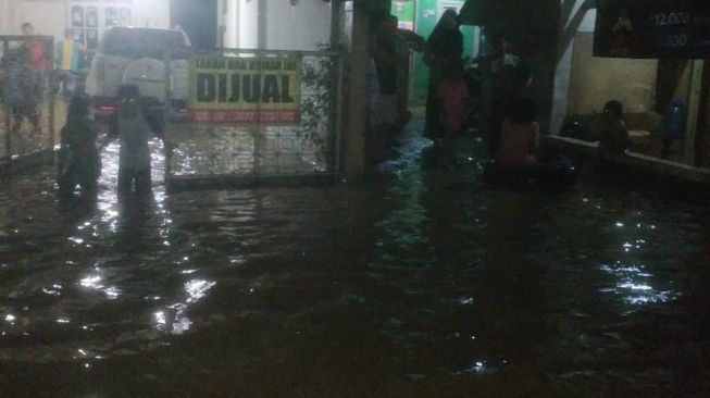 Pemukiman Penduduk Rangkasbitung Lebak Terendam Banjir saat Malam Hari