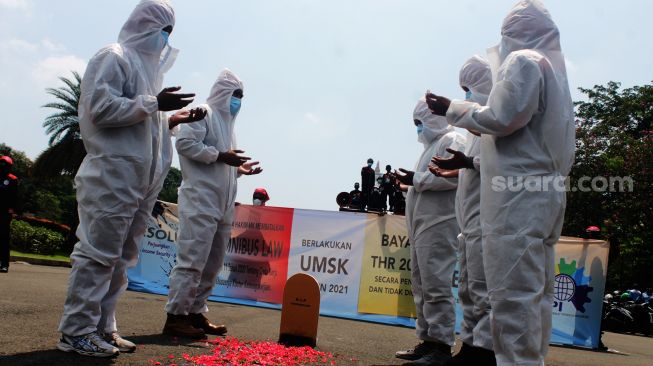 Aksi teatrikal yang dilakukan pendemo di depan Monas, Jakarta Pusat, Rabu (21/4/2021). [Suara.com/Dian Latifah] 