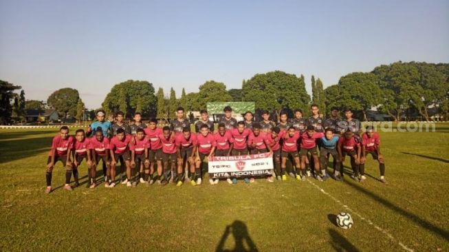 Tim Pra PON DIY 2019 bertanding melawan Trisula FC di Lapangan Sapta Marga Yonif 403 Kentungan, Kabupaten Sleman, Selasa (20/4/2021). - (SuaraJogja.id/Muhammad Ilham Baktora)