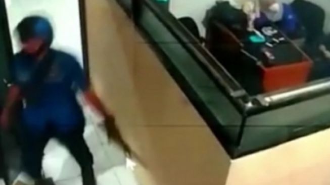 Heboh! Video Rekaman CCTV Diduga Sandi Bawa Sajam ke Kantor Damkar Depok