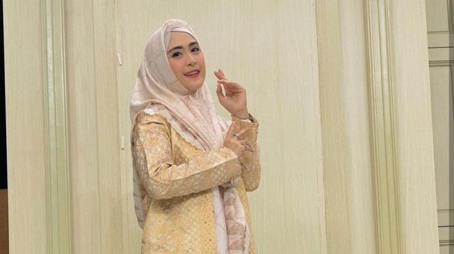 Gaya Hijab April Jasmine, Istri Ustaz Solmed yang Dikira Masih 25 Tahun! (Instagram/apriljasmine85)