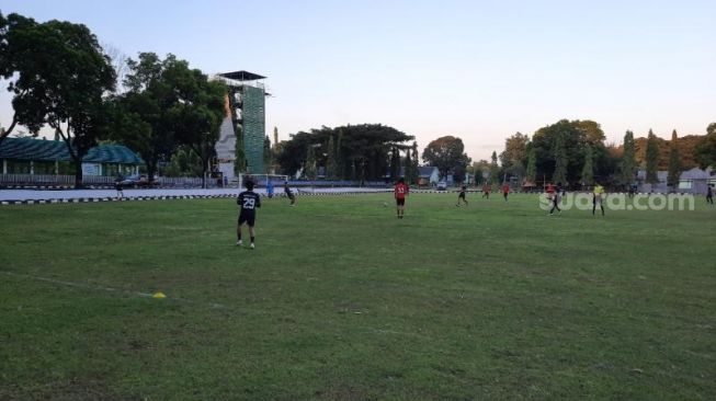 Tim Pra PON DIY 2019 bertanding melawan Trisula FC di Lapangan Sapta Marga Yonif 403 Kentungan, Kabupaten Sleman, Selasa (20/4/2021). - (SuaraJogja.id/Muhammad Ilham Baktora)