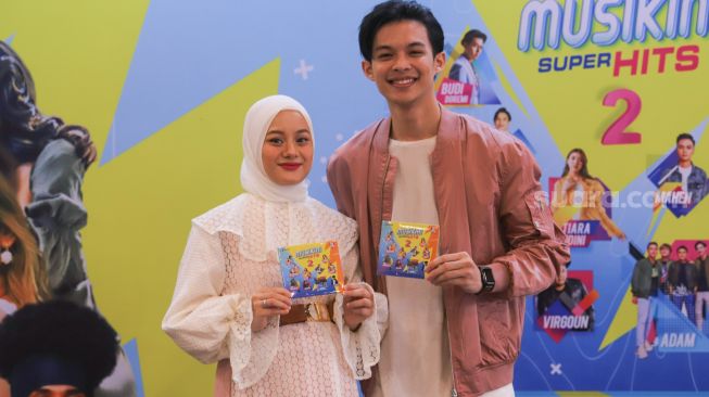 Pasangan Rey Mbayang dan Dinda Hauw saat acara perilisan CD Kompilasi 'Musikini Superhits 2' di Kawasan Kemang, Jakarta Selatan, Rabu (21/4/2021). [Suara.com/Alfian Winanto]