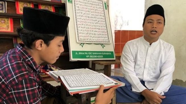 Subhanallah Aris..! Tuna Netra Gresik, Putus Sekolah Malah Hafal Alquran