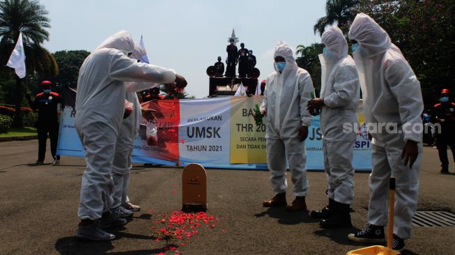 Aksi teatrikal yang dilakukan pendemo di depan Monas, Jakarta Pusat, Rabu (21/4/2021). [Suara.com/Dian Latifah] 