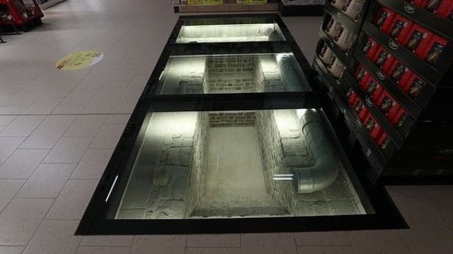 Ada makam di tengah toko. (Reddit)