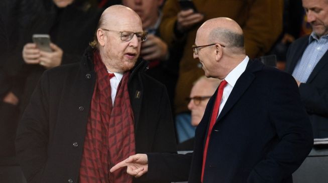 Pemilik Manchester United, Joel Glazer (kanan) dan Avram Glazer. [Oli SCARFF / AFP]