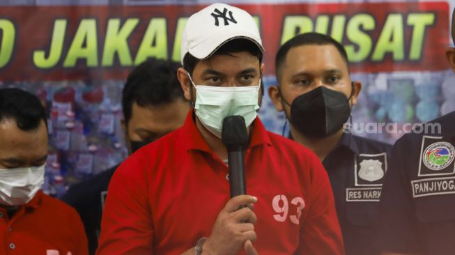 Pesinetron Rio Reifan memberi pernyataan saat dihadirkan dalam rilis kasus narkoba yang menjeratnya di Polres Metro Jakarta Pusat, Rabu (21/4/2021). [Suara.com/Alfian Winanto]