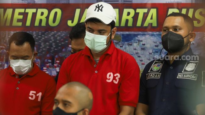 Pesinetron Rio Reifan dihadirkan saat rilis kasus narkoba yang menjeratnya di Polres Metro Jakarta Pusat, Rabu (21/4/2021). [Suara.com/Alfian Winanto]