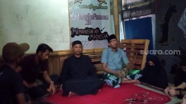 Sejumlah anak jalanan tengah mendengarkan ceramah yang disampaikan Hidayat Shaleh, pendiri Majelis Preman, yang berlokasi di Jalan Perdata 1 Nomor 12 B, Pengayoman, Kota Tangerang. [SuaraJakarta.id/Muhammad Jehan Nurhakim]