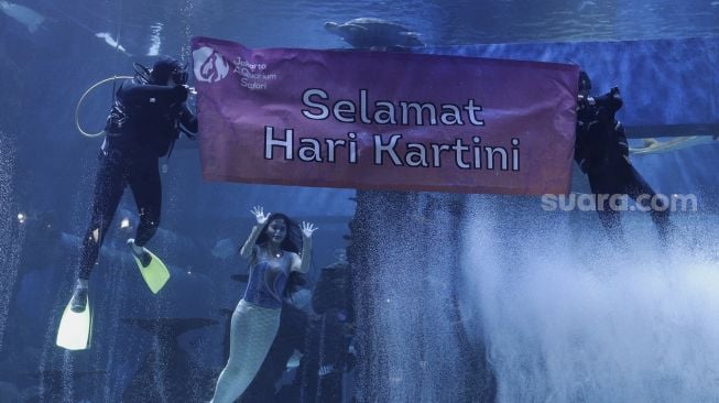 Aksi Putri Duyung Peringati Hari Kartini di Jakarta Aquarium