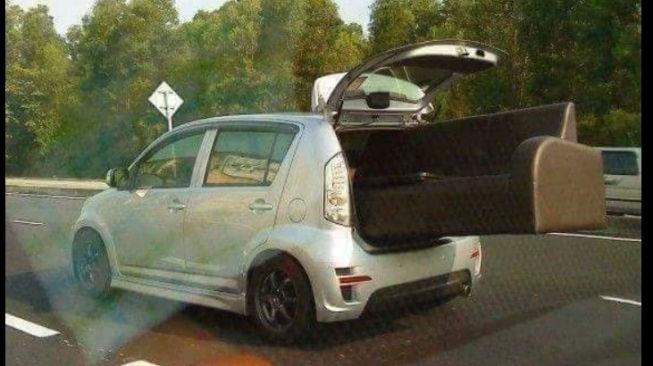 Jadi mobil pikap dadakan pun bisa ternyata Daihatsu Sirion (Facebook)