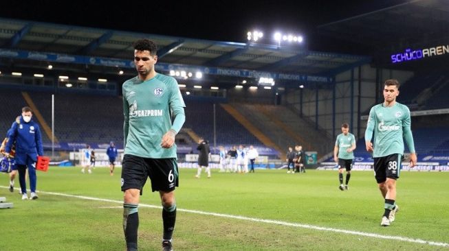 Tegang, Ini Momen Pemain Schalke 04 Diserang Suporternya usai Terdegradasi