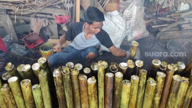 Jadi Favorit saat Ramadhan, Intip Proses Pembuatan Lemang Khas Pontianak