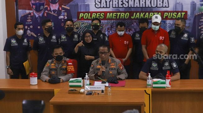 Suasana saat rilis kasus narkoba yang menjerat pesinetron Rio Reifan di Polres Metro Jakarta Pusat, Rabu (21/4/2021). [Suara.com/Alfian Winanto]