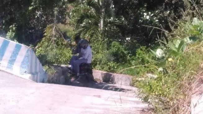 Terciduk! Pakai Seragam Sekolah, ABG Ini Pacaran di Kuburan Saat Ramadhan