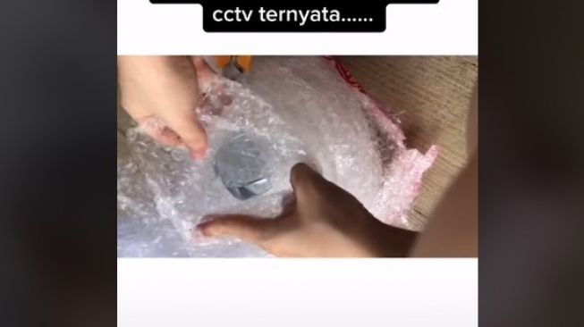 Terima Paket dari Kurir, Wanita Ini Kaget saat Cek CCTV