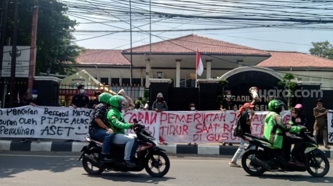 Warga Pancoran Korban Gusuran Geruduk PN Jaksel, Polisi Perketat Pengamanan