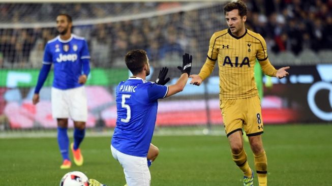 Ryan Mason (kanan) saat masih memperkuat Tottenham Hotspur pada 2016 lalu. [SAEED KHAN / AFP]