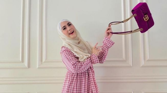 Gaya Hijab April Jasmine, Istri Ustaz Solmed yang Dikira Masih 25 Tahun! (Instagram/apriljasmine85)