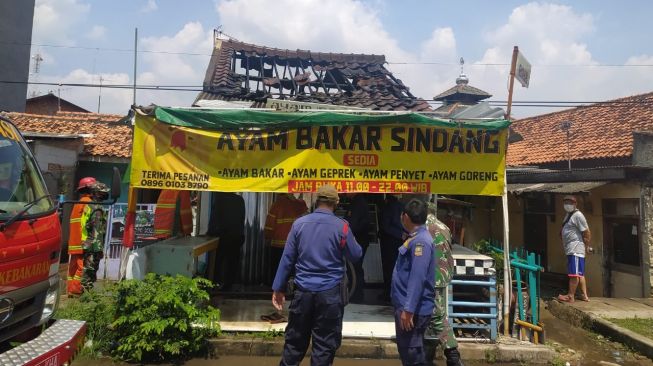 Personel Damkar Kota Bekasi tengah berada di lokasi kebakaran.[Dok/Damkar Kota Bekasi]