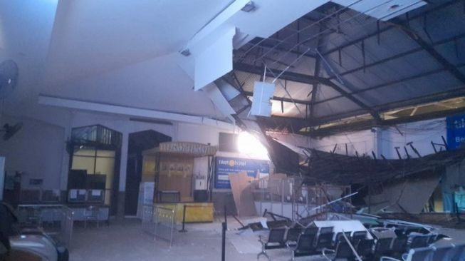 Waduh! Plafon Ruang Tunggu KA Ekonomi Pasar Turi Surabaya Ambruk