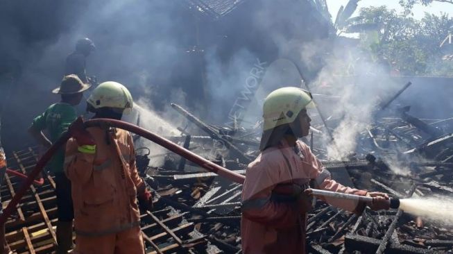 Duaar! Rumah Hj Warsi di Kendal Hangus Terbakar