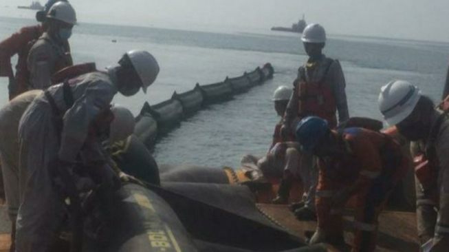 Kebocoran Minyak, Warga dan Pertamina Bersihkan Pantai di Karawang