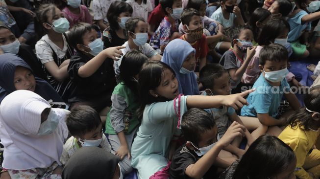 Ekspresi sejumlah anak korban kebakaran saat dihibur oleh Anggota komunitas Aku Badut Indonesia (ABI) di Keagungan, Taman Sari, Jakarta, Kamis (22/4/2021). [Suara.com/Angga Budhiyanto]