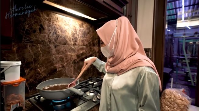 Potret Aurel memasak untuk Bunda Maia. [YouTube/Aurel Hermansyah]