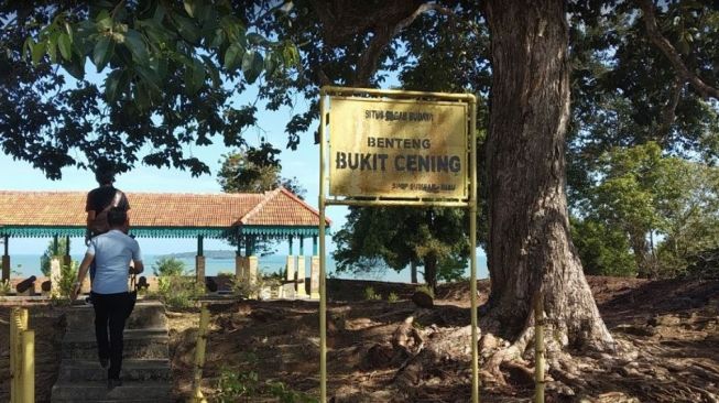 Menikmati Cantiknya Sunset di Wisata Benteng Bukit Cening di Lingga