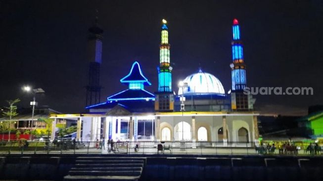 Pemandangan masjid di sekitar Sungai Kapuas, Pontianak saat Ramadhan.(Suara.com/Ocsya Ade CP)