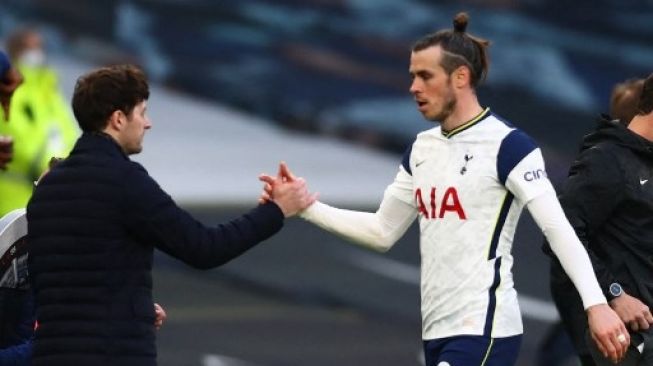 Manajer Tottenham Hotspur Ryan Mason memberi selamat ke Gareth Bale usai pertandingan Liga Premier kontra Southampton di Tottenham Hotspur Stadium, Kamis (22/4/2021). [AFP]